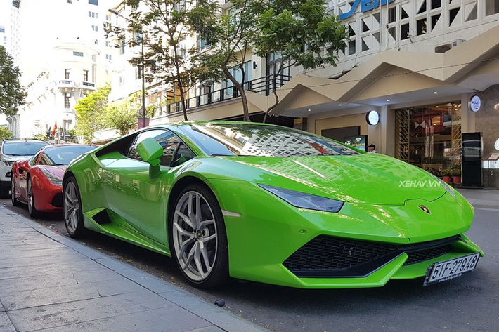 Siêu xe Lamborghini Huracan của anh em nhà thiếu gia Phan Thành - Phan Hoàng được đưa về Việt Nam hồi giữa năm 2015 và tại thời điểm đó, nó đã thu hút được rất nhiều sự quan tâm của dân mê xe cả nước không chỉ bởi thương hiệu "siêu bò" Ý mà còn ở cả lớp sơn ngoại thất màu xanh nõn chuối vô cùng nổi bật. Được biết, đây chính là món quà mà thiếu gia Phan Thành dành tặng em trai Phan Hoàng của mình.
