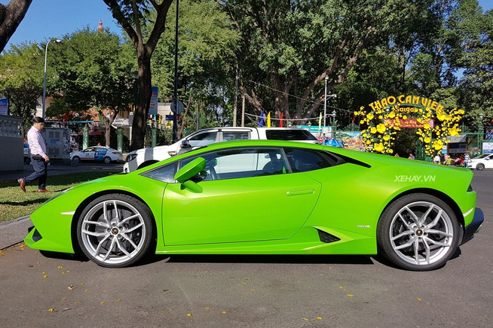 Mẫu xe Lamborghini Huracan LP610-4 có bộ khung làm từ sợi carbon/nhôm hybrid, thân xe chất liệu nhôm và composite. Kích thước dài, rộng, cao của xe lần lượt là 4.459 x 1.924 x 1.165 mm. Chiều dài cơ sở 2.620 mm và trọng lượng khô 1.422 kg.