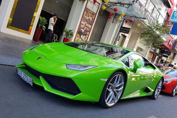 Lamborghini Huracan tiêu tốn khá tốn nhiên liệu, ở điều kiện vận hành trong thành phố, xe tiêu hao 17,8 lít/100 km, còn trên đường cao tốc, mức tiêu thụ giảm xuống 9,4 lít/100 km và tiêu thụ trung bình của xe là 12,5 lít/100 km. Tại thị trường Việt Nam, giá siêu Lamborghini Huracan chính hãng thời điểm vào đầu năm 2016 (trước thuế TTĐB từ 31/7/2016) khoảng 14 đến 16 tỷ đồng. Hiện tại mức giá mới của siêu xe này khá đắt đỏ.
