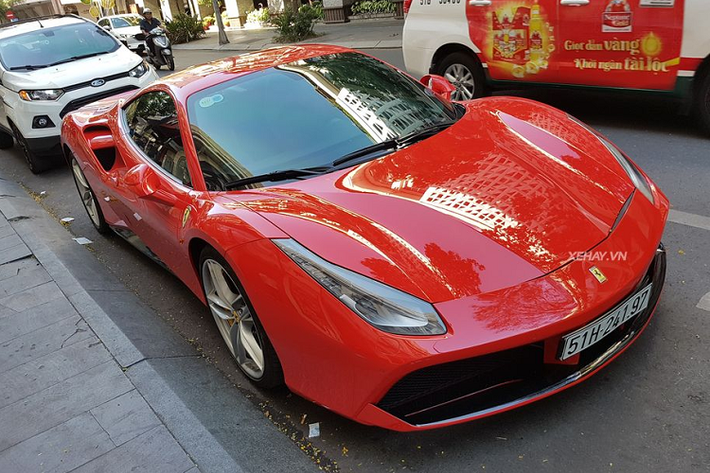 Đi chung với chiếc Huracan còn có "người đồng hương" Ferrari 488 GTB màu đỏ từng của ông chủ Tập đoàn Trung Nguyên. Bộ đôi siêu phẩm nước Ý đã tạo nên một sức hút khó cưỡng bởi màu sắc lẫn vẻ đẹp trên phố phường Sài Thành vào ngày đầu xuân năm mới.
