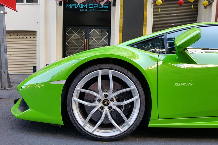 Sở hữu màu xanh nõn chuối bắt mắt cùng thiết kế hầm hố đặc trưng của dòng Huracan, "siêu bò" ngay lập thức thu hút sự chú ý của mọi người xung quanh, mặc dù thời gian gần đây người dân Sài Gòn đã có cơ hội được ngắm rất nhiều siêu xe hàng hiếm tại Việt Nam