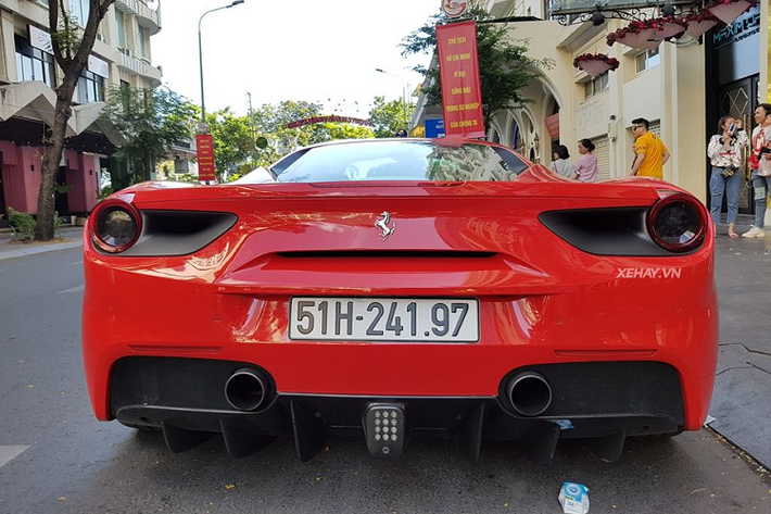 Siêu xe Ferrari 488 GTB sở hữu hệ truyền động tương tự như các siêu xe về nước trước đó. Xe được trang bị động cơ V8, tăng áp kép, dung tích 3.9 lít, sản sinh công suất tối đa 661 mã lực tại vòng tua máy 8.000 vòng/phút và mô-men xoắn cực đại 760 Nm tại vòng tua máy 3.000 vòng/phút. Khối động cơ V8 tăng áp kết hợp cùng hộp số ly hợp kép 7 tốc độ, giúp xe chỉ mất thời gian 3 giây để tăng tốc lên 100 km/h.