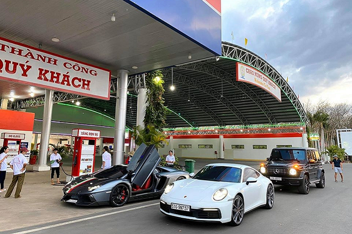 Vào chiều ngày 8/1, một đoàn xe của các thành viên Car Passion cũng đã xuống Bình Phước để dự tiệc tất niên với nhóm RS Turbo. Số xe này bao gồm siêu xe Lamborghini Aventador LP700-4 biển Lào "tứ quý" 9 do trưởng đoàn Car Passion chạy, Porsche 911 Carrera S 2020 do Cường Đô la lái và SUV hạng sang Mercedes-AMG G63 Edition One.