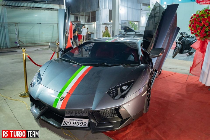 Ngoại thất chiếc siêu xe Lamborghini Aventador LP700-4 biển Lào mới xuống Bình Phước dự tiệc tất niên có gói độ body kit bằng sợi carbon của Novitec mang đến ngoại hình khá hầm hố. Nội thất xe bọc da màu đen-đỏ cá tính.