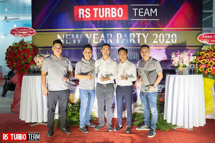 Trưởng đoàn Car Passion cùng đại gia siêu xe Cường Đô la chụp ảnh chung với các thành viên RS Turbo. Trước đó, một số xe của Team Bình Phước đã chạy xuống Long Hải, tỉnh Bà Rịa-Vũng Tàu để dự tiệc tất niên của đoàn Car Passion.