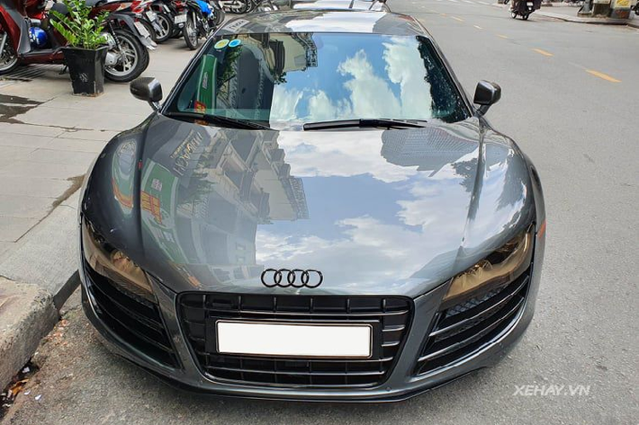 Cụ thể, trang bị "độc nhất vô vị" của chiếc Audi R8 hàng độc này chính nằm ở phần hộp số của xe. Nếu như các siêu xe hiện nay đều tử dụng hộp số tự động, hộp số ly hợp kép với lẫy chuyển số sau vô-lăng thì chiếc R8 trong bài lại sử dụng hộp số sàn 6 cấp.