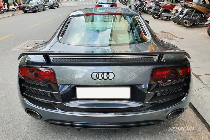 Theo công bố của nhà sản xuất, siêu phẩm Audi R8 V10 FSI Quattro với trang bị hộp số sàn có thể tăng tốc từ 0 - 100 km/h trong thời gian 3,9 giây trước khi chạm mốc 316 km/h.