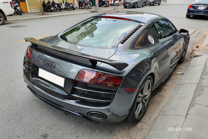 Siêu phẩm Audi R8 với trang bị hộp số sàn độc nhất tại Việt Nam có nước sơn ngoại thất màu xám lông chuột (Daytona Grey) khá ấn tượng