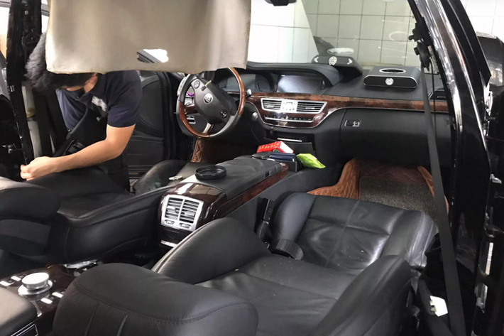 Anh Sơn chia sẻ thêm, phần khó khăn nhất khi “lên đời” cho S-Class chính là phải cài đặt đồng bộ hệ thống điện tổng thể trên xe để nó hoạt động ổn định. Để làm được điều này, đòi hỏi các kỹ thuật viên phải có trình độ chuyên môn cao. Trước đó, thời gian dự định hoàn thành xe dự tính là khoảng 45 ngày, nhưng vì ảnh hưởng bởi dịch bệnh COVID-19 nên chiếc xe bị chậm tiến độ thi công hơn 1 tháng. Chi phí để hoàn thiện “lên đời” cho S-Class cũng khá dễ chịu, rơi vào khoảng 390 triệu đồng.