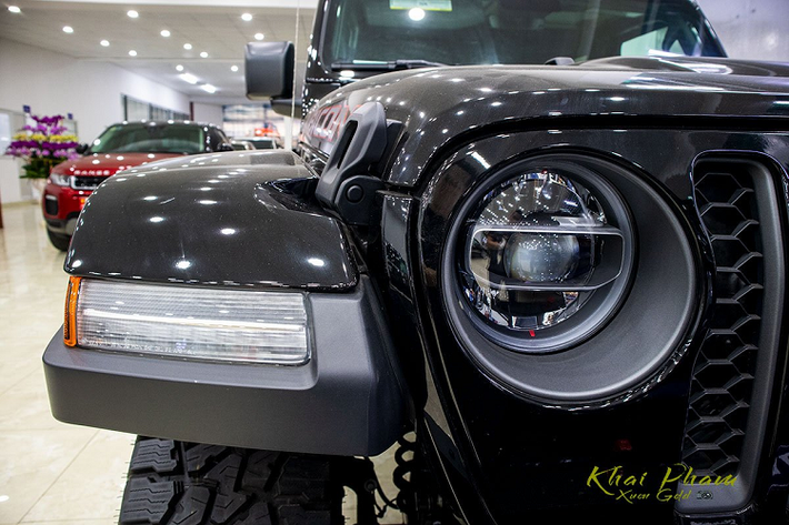 Mẫu xe bản tải Jeep Gladiator Rubicon mới có chiều dài tổng thể đến 5.181 mm nhờ phần thùng sau kéo dài đến 787 mm, khung gầm giống Wrangler nhưng thùng sau của xe tách biệt để tăng khả năng chuyên chở, rục cơ sở trên chiếc bán tải thương hiệu Mỹ dài đến 3.480 mm.