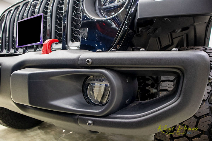 Jeep Gladiator Rubicon 2020 sử dụng cụm đèn pha đặc trưng hình tròn với công nghệ LED, những tính năng như bật/tắt tự động, điều chỉnh ánh sáng theo góc đánh lái cũng xuất hiện trên chiếc bán tải này. Đèn định vị của Jeep Gladiator tách biệt và được gắn ở vòm bánh xe mang đến nét riêng.