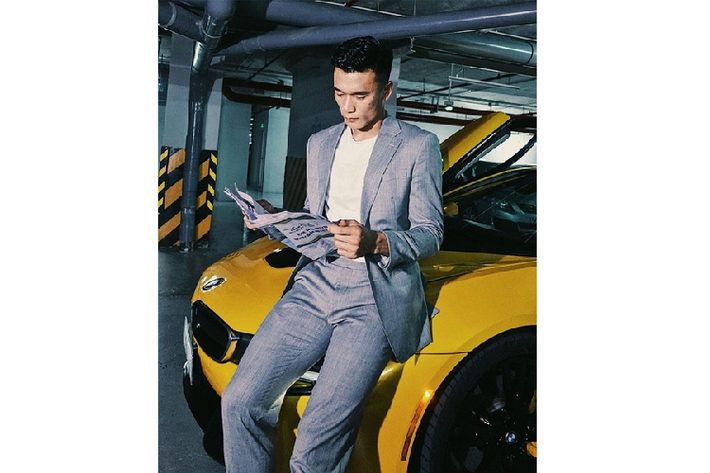 Ngoài i8, thủ môn Bùi Tiến Dũng còn thường xuyên sử dụng rất nhiều mẫu xe sang, siêu xe đình đám khác, không rõ là xe của anh chàng này hay anh mượn của bạn bè.