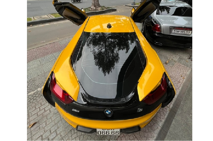 Giá xe BMW i8 tại Việt Nam lúc về nước vào năm 2015 khoảng 8 tỷ đồng, nhưng hiện tại những chiếc xe thể thao BMW i8 đã qua sử dụng chỉ được rao bán lại từ 2,8 tỷ đến 4,3 tỷ đồng tuỳ theo tình trạng xe.