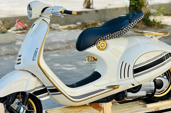 Hiện chưa rõ Huỳnh Như và chồng đã bỏ ra bao nhiêu tiền để sở hữu xe tay ga Vespa 946 Christian Dior nhưng chia sẻ trước đó của người chồng cho biết, anh sẵn sàng chi 1,4 tỷ đồng để mua chiếc xe máy mà vợ mình yêu thích, tuy nhiên, tại thời điểm đó giá xe Vespa 946 phiên bản Christian Dior đã bị các thương lái đẩy lên trên 1,5 tỷ đồng.
