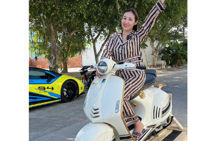 Với hầu bao trên 1,5 tỷ đồng, có lẽ nhiều người sẽ lựa chọn mua các dòng xe hạng D như Toyota Camry, Mazda6, VinFast Lux A2.0 hay thậm chí có thể nghĩ đến mua những chiếc xe Mercedes-Benz như C200 hay C180. Nhưng 1 cô gái 9X đến từ Bạc Liêu thì ngược lại, không sắm ôtô để di chuyển mà quyết tâm tậu bằng được chiếc xe tay ga Vespa 946 phiên bản Christian Dior.