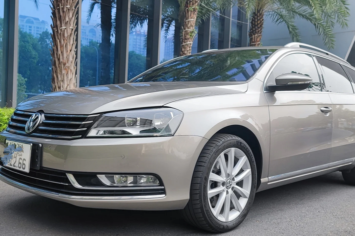 Chiếc Volkswagen Passat Variant đời 2015 (đăng ký 2017) hàng hiếm này đang được chào bán với giá “thách cưới” 919 triệu đồng. Mức giá này không hề rẻ, nhưng vẫn nằm trong tầm với của nhiều khách hàng muốn mua xe phục vụ cho gia đình, đặc biệt là khi đặt ra các tiêu chí mua xe đề cao khả năng vận hành thú vị của một chiếc xe Đức, độ an toàn và rộng rãi tiện nghi để phục vụ gia đình.