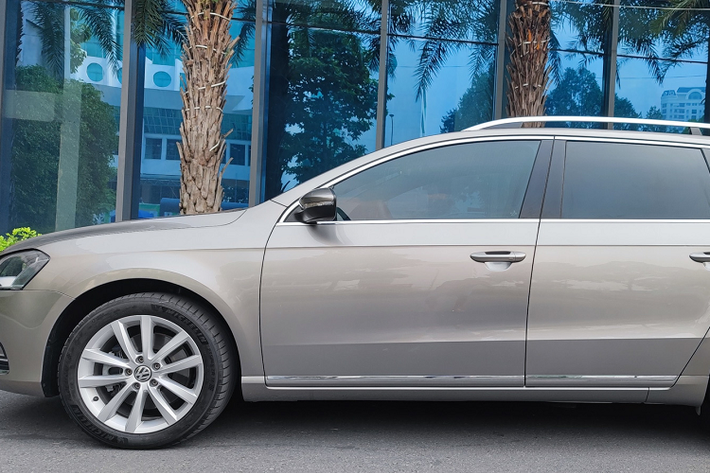 Xe đi kèm với nhiều trang bị “đồ chơi” như ghế lái và ghế phụ chỉnh điện, hỗ trợ bơm hơi, nhớ ghế 3, vị trí, sưởi ghế. Đề nổ Start/Stop, chìa khóa thông minh 1 chạm. Ghế thể thao bọc da lộn kết hợp Da màu Nâu. Cửa trời toàn cảnh, cốp điện đủ đáp ứng nhu cầu sử dụng