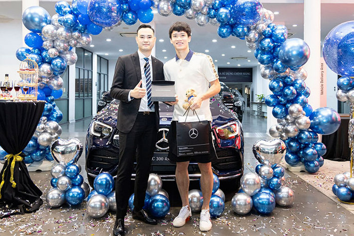 Chiếc xe Mercedes-Benz GLC 300 của Hoàng Đức có ngoại thất sơn màu xanh Cavansite, hiện chưa rõ tiền vệ của đội tuyển bóng đá quốc gia Việt Nam đã chi ra bao nhiêu tiền để sở hữu xe, chỉ biết rằng, giá xe Mercedes-Benz GLC 300 4Matic chính hãng từ 2,56 tỷ đồng.