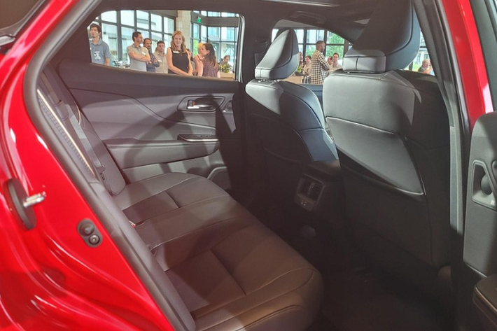 Trong khi đó, bản Limited có thêm ghế trước bọc da, sưởi ấm, làm mát, sưởi ghế sau, cần gạt mưa tự động, cửa sổ trời toàn cảnh Panorama cố định và hệ thống âm thanh JBL 11 loa. Bản Platinum cao cấp nhất sẽ được trang bị hệ thống treo thích ứng, vành 21 inch với những điểm nhấn màu đen, hệ thống hỗ trợ đỗ xe song song hoặc vuông góc tiến/lùi rảnh tay.