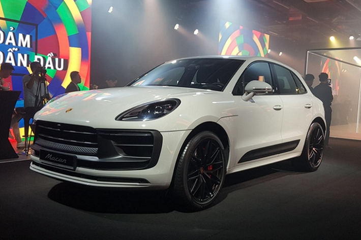Cụ thể tại thị trường Việt Nam, giá xe Porsche Macan 2022 được phân phối chính hãng tương ứng với 4 phiên bản gồm Macan Tiêu chuẩn, Macan T, Macan S và Macan GTS có mức từ 2,99 - 3,23 - 3,81 - 4,70 tỷ đồng.