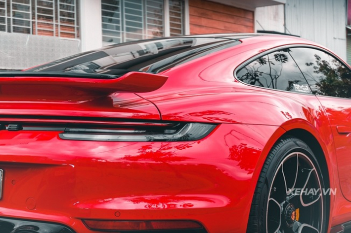 Bên trong khoang nội thất, Porsche 911 Turbo S có phong cách nội thất khoáng đạt và trẻ trung.