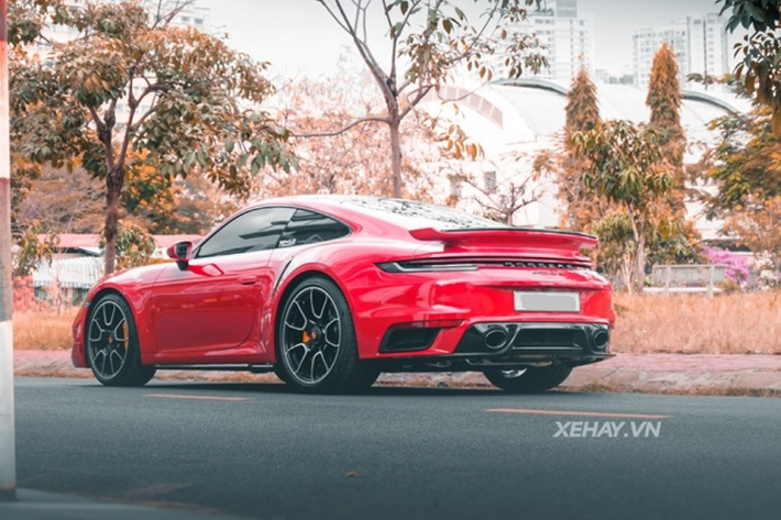 Porsche 911 Turbo hiện đang được phân phối chính hãng ở nước ta với giá từ 15,43 tỷ đồng. Tuy nhiên, sau khi bổ sung nhiều tùy chọn, giá xe Porsche 911 Turbo thực tế có thể cao hơn rất nhiều.