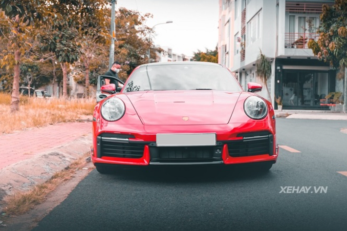 Ngoài những trang bị như các biến thể thấp hơn, 911 Turbo S 2021 còn được tích hợp thêm một số trang bị cao cấp như hệ thống màn hình giải trí kích thước 10,9 inch, màn hình công-tơ-mét dạng LCD, ghế da cao cấp chỉnh điện 18 hướng, ốp trang trí carbon...