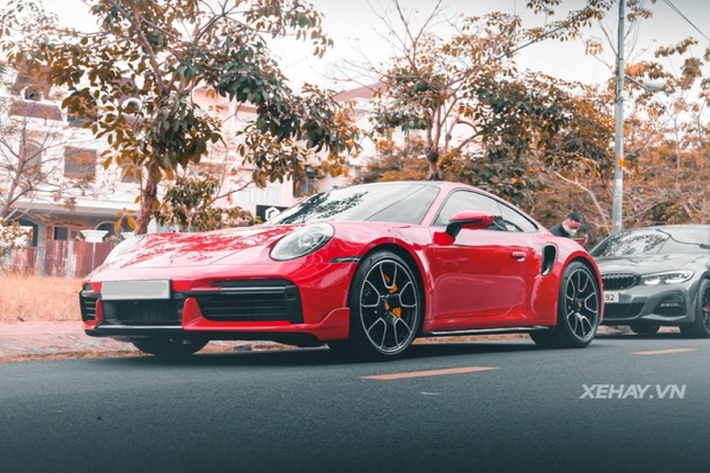 Về truyền động, Porsche 911 Turbo S sử dụng khối động cơ 3.8L 6 xy-lanh tăng áp kép với công suất đầu ra lên tới 640 mã lực và 800 Nm mô-men xoắn cực đại. Đi kèm với hộp số PDK 8 cấp trứ danh và hệ dẫn động 2 cầu. Từ đó, siêu phẩm nước Đức chỉ mất khoảng thời gian 2,6 giây để tăng tốc từ 0 - 97 km/h, trước khi đạt vận tốc tối đa 330 km/h.