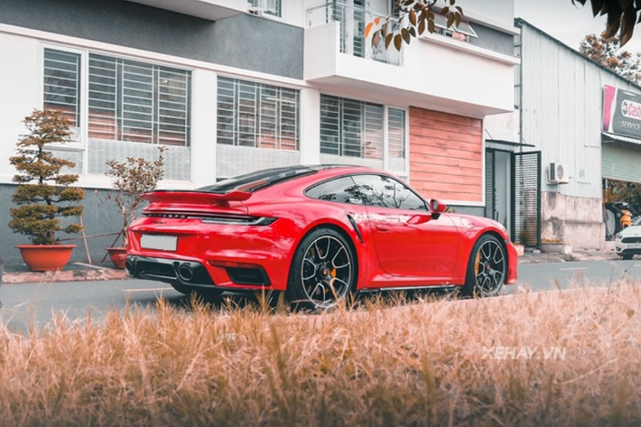 Nổi bật trên nền sơn đỏ là bộ mâm 5 chấu kép mang thiết kế khoẻ khoắn, kích thước 20 inch phía trước / 21 inch ở phía sau và bộ cùm phanh cỡ lớn sơn màu cam bắt mắt. Đi kèm là cặp lốp với thông số 255/35 trước và 315/30 sau.