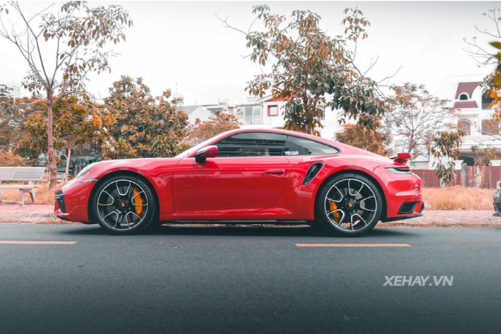 Thực tế, đa số những chiếc Porsche 911 Turbo S tại Việt Nam đều được trang bị gói này, chỉ riêng chiếc màu xanh dương là không có.