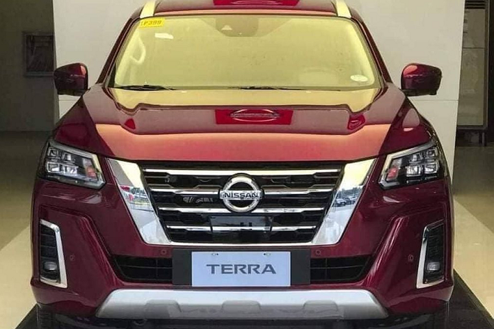 Trong đó, phần đầu được tạo hình nổi bật với cụm đèn chiếu sáng đơn giản có kích thước lớn hơn trước, dải đèn định vị được thiết kế góc cạnh mang lại cảm giác khỏe khoắn.