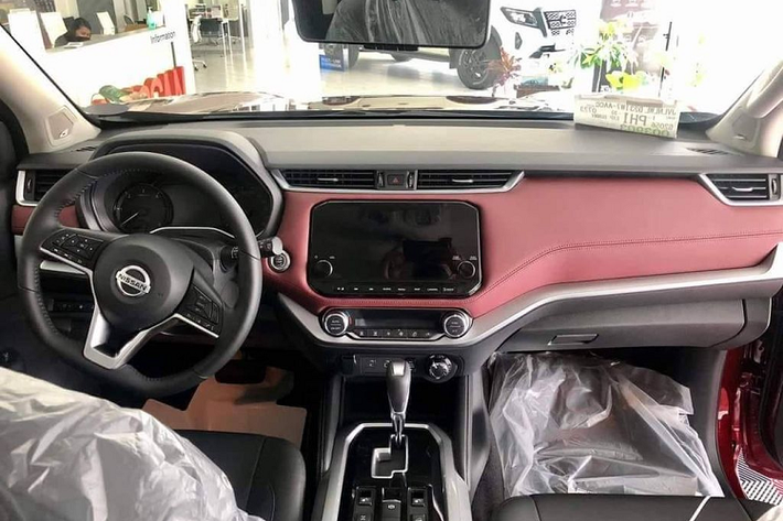 Thiết kế khu vực phía sau xe cũng đem lại cảm giác nam tính mạnh mẽ. Cụm đèn hậu đã được định hình lại, dòng chữ Terra trải dài và một dải chrome hình vòm bo phía trên hốc biển số.