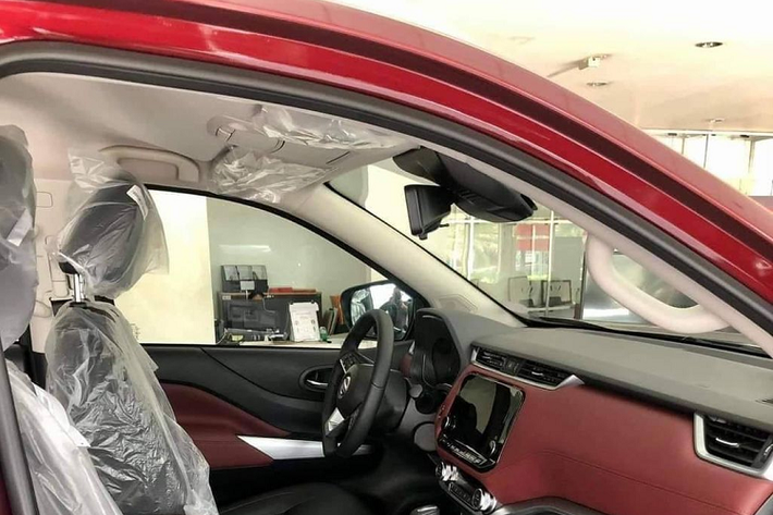 Bộ cản cũng đã được làm lại, với những miếng phản quang "mắt mèo" được gắn xuống sâu hơn. Bộ mâm 6 cánh với nhiều nét cắt vuông vức 18 inch cũng được sử dụng trên Terra mới, đi kèm với đó là bộ lốp Bridgestone Dueler H/T.