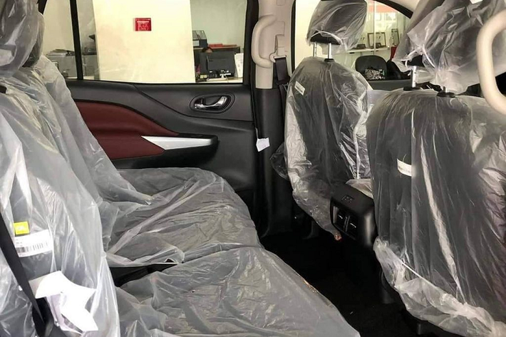 Song song với sự thay đổi ở ngoại thất, nội thất của Nissan Terra cũng lột xác với thiết kế và trang bị mới như vô lăng 3 chấu mới, cụm đồng hồ analog mới với màn hình lớn hơn, màn hình trung tâm tích hợp Apple CarPlay/ Android Auto.