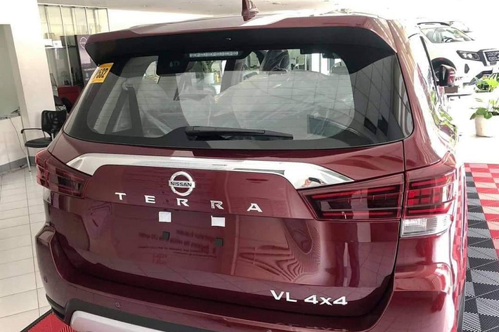 Mặt ca-lăng với tạo hình V-Motion đặc trưng cùng đường viền crome dày dặn, bộ cản dưới và đèn sương mù mang phong cách khoẻ khoắn. Nhìn chung, thiết kế ngoại thất của Nissan Terra 2023 có nhiều nét tương đồng với "đàn anh" Nissan Patrol.