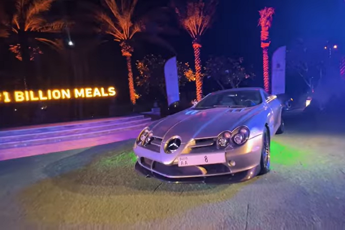 Biển số “AA8” trị giá 9,5 triệu USD hiện chỉ là một trong những chiếc biển số xe đắt nhất thế giới. Vị trí đầu bảng thuộc về chiếc biển chỉ 2 ký tự "MM" ở California, Mỹ, từng gây sốt khi được rao bán đấu giá lên đến 24,3 triệu USD (khoảng 550 tỷ đồng).