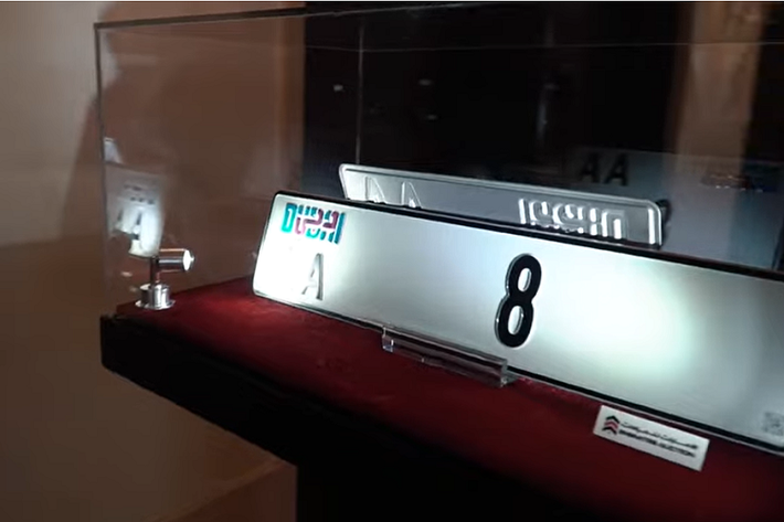 Sở dĩ chiếc biển số này có giá “trên trời” như vậy là do nó còn đi kèm với một mã NFT, viết tắt cho Non-fungible token (tài sản không thể thay thế). Cũng giống như NFT, về bản chất biển số xe là tài sản độc nhất, mỗi cái chỉ có một chiếc. Sự kết hợp của hai tài sản hiếm có bậc nhất này là yếu tố khiến giá trị chiếc biển số đó cao kỷ lục. Cho đến nay, biển số này ở vẫn đang được rao bán.