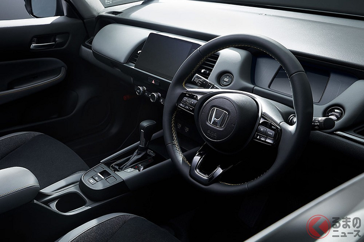 Ngoài 3 tính năng mới kể trên, gói Honda Sensing của Honda Jazz 2023 tại Nhật Bản còn bao gồm phanh giảm thiểu va chạm, tính năng kiểm soát chân ga khi tiến/lùi