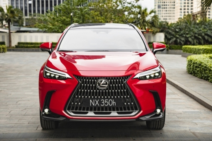  Lexus NX 350h 2022 tại Việt Nam đem tới vẻ diện mạo trang nhã, lịch sự, sang trọng cùng nhiều công nghệ tiên tiến lần đầu tiên được trang bị trên xe. Mẫu xe có kích cỡ 4660 x 1865 x 1660 mm - dài hơn, cao hơn, rộng hơn và trục cơ sở lớn hơn hứa hẹn khả năng vận hành tốt hơn.