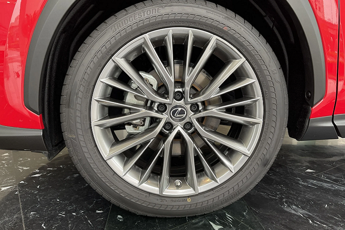 Mẫu xe sử dụng khối động cơ 2.5 I4 Hybrid với động cơ xăng 2.5 kết hợp với 2 động cơ điện phía trước và phía sau vận hành độc lập, đem tới khả năng vận hành ổn định, êm ái, đảm bảo hoạt động tốt trên các cung đường phố đường trường tại Việt Nam, tổng công suất của xe lên tới 239 mã lực, và mô men xoắn cực đại 239 Nm. với mức tiêu hao nhiên liệu trung bình 6.18L/100km.