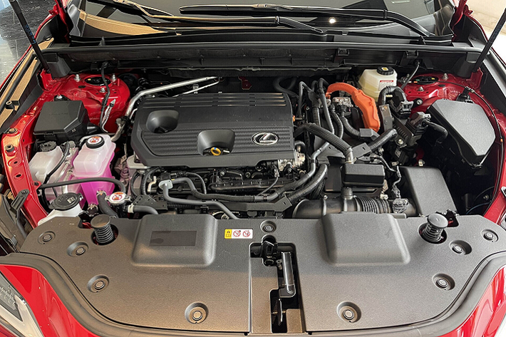 Ngoài ra, phần nắp capo xe được trang bị thêm lẫy khóa đôi, giúp tăng sự cứng vững mui xe, vận hành linh hoạt. 