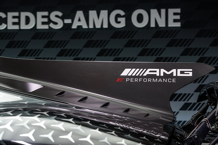 Về mặt ngoại thất, Mercedes-AMG ONE bản thương mại khá tương đồng với các bản concept trước đây. Khối lượng của xe đạt mức 1.695 kg. AMG ONE sở hữu nước sơn đặc biệt 2 tông màu cùng những họa tiết logo Mercedes-Benz. Tùy chọn này từng xuất hiện trên chiếc GT Black Series P One Edition.
