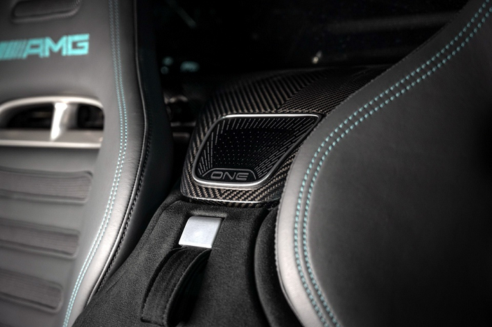 Các chi tiết này có công suất lần lượt là 163 mã, 122 mã và 326 mã lực, giúp chiếc xe có tổng công suất lên đến 1.063 mã lực. AMG trang bị cho chiếc xe hộp số sàn tự động 7 cấp hoàn toàn mới tích hợp khóa vi sai, với cầu trước được cung cấp năng lượng bởi cặp động cơ điện.