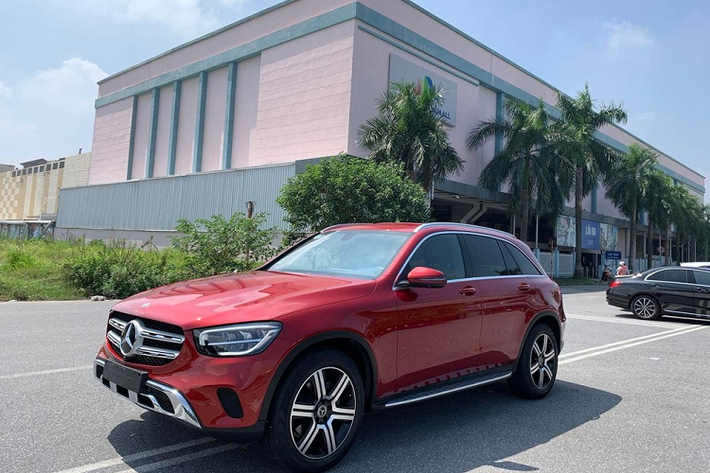 Như vậy, nhiều khả năng sau khi xem qua một số xe Mercedes-Benz GLC qua sử dụng, Bằng Kiều cuối cùng chốt mua xe chính hãng. Về ngoại hình, chiếc xe Mercedes-Benz GLC 200 của Bằng Kiều có ngoại thất sơn màu đỏ khá bắt mắt.