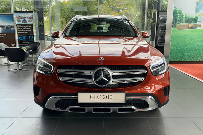 Về hệ dẫn động, GLC 200 được trang bị loại dẫn động cầu sau còn GLC 200 4Matic là loại dẫn động 4 bánh.