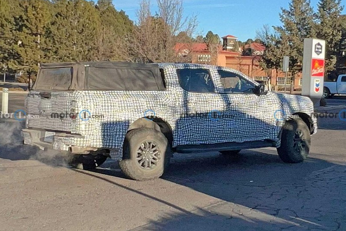 Một loại động cơ khác có thể cũng được dùng cho bán tải Ford Ranger Raptor mới là máy xăng V6, tăng áp kép, dung tích 2.7L. Trên Ford Bronco, động cơ này sản sinh công suất tối đa 330 mã lực và mô-men xoắn cực đại 563 Nm. 