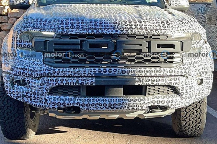 Ngoài ra, mẫu xe bán tải này còn có 2 móc kéo và tấm ốp gầm nằm bên dưới cản trước. Ở bên sườn, Ford Ranger Raptor 2022 sở hữu chắn bùn mở rộng hơn so với Ranger thông thường. Bên trong hốc bánh là vành la-zăng với chấu hình chữ "Y" và lốp BF Goodrich. Trong khi đó, thiết kế phía sau của Ford Ranger Raptor 2022 gần như không khác biệt với Ranger thông thường. Sự thay đổi duy nhất nằm ở cặp ống xả màu đen.