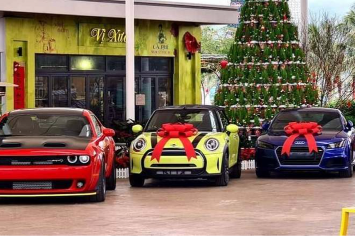 Trong số này, chiếc Porsche 911 Carrera S Cabriolet màu đỏ gây ấn tượng vì xe có loạt tùy chọn trị giá tới 3 tỷ đồng, chỉ riêng hệ thống phanh gốm – composite với cùm phanh màu vàng của xe đã có giá tới 581 triệu đồng.