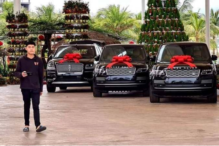 Xe có ngoại thất màu đỏ kết hợp nhiều chi tiết màu đen nhám như nắp capo, nóc xe và nắp cốp. Ngoài ra, trên nắp capo còn có 2 khe gió cỡ lớn vừa giúp tản nhiệt cho động cơ vừa giúp tăng thêm vẻ cơ bắp, hầm hố cho xe.