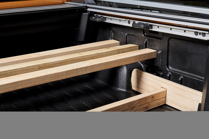 Điểm nhấn đầu tiên của Ford Ranger 2022 mới là thể tích thùng chở đồ phía sau, lên đến 1.200 lít. Nhờ đó, xe có thể chở những tấm gỗ pallet theo tiêu chuẩn châu Âu. Tùy thuộc vào phiên bản, thùng phía sau của Ford Ranger 2022 sẽ có chiều dài từ 1.638 - 2.305 mm trong khi chiều rộng nhỉnh hơn 50 mm so với thế hệ cũ.